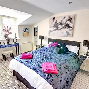  Apartment Hotties House - Two-bed Cottage, Dog-friendly & Off-street Parking -
