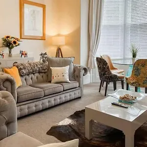  Apartment Strathmore Scarborough, Pool, Gym, Parking